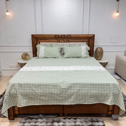 🌿 Classic Green Checks Bedsheet – Fresh, Cozy & Timeless 🌿
